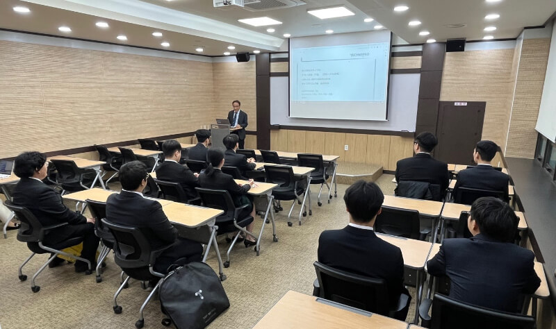 韓国ソウル現地での日本企業就活説明会。韓国政府は若者の海外就活のために、一人当たり数十万円補助と就労後の就業者支援も行っています