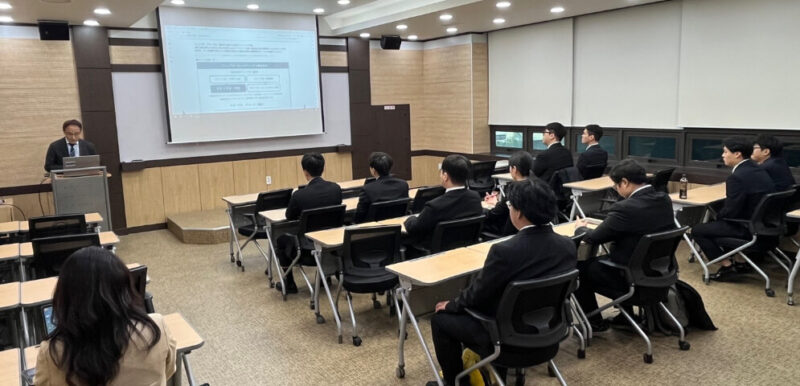 2023年11月韓国ソウルで行った日本企業の就職説明会です。プレゼンしている講師が弊社WvB代表の方です。